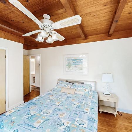 Ginny'S Coastal Cottage オーク・アイランド エクステリア 写真